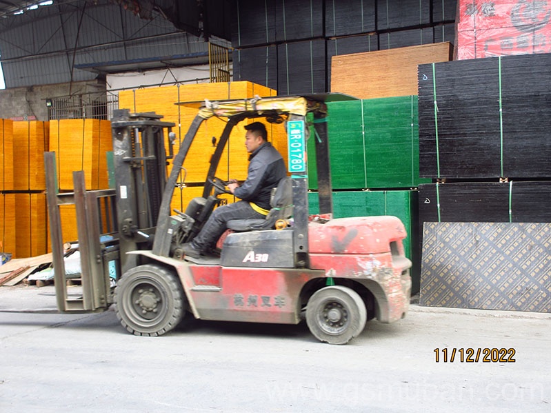 **發(fā)30車建筑模板，怪獸木業(yè)勁爆的**